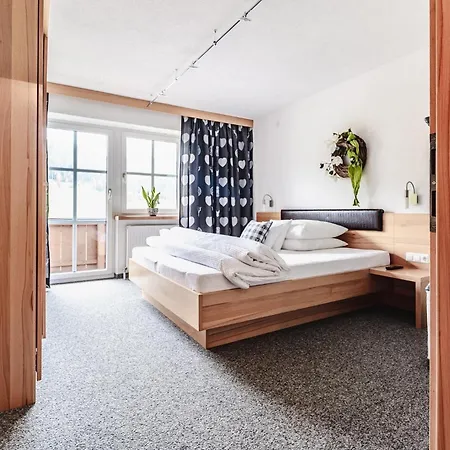 Haus Kapeller 公寓
